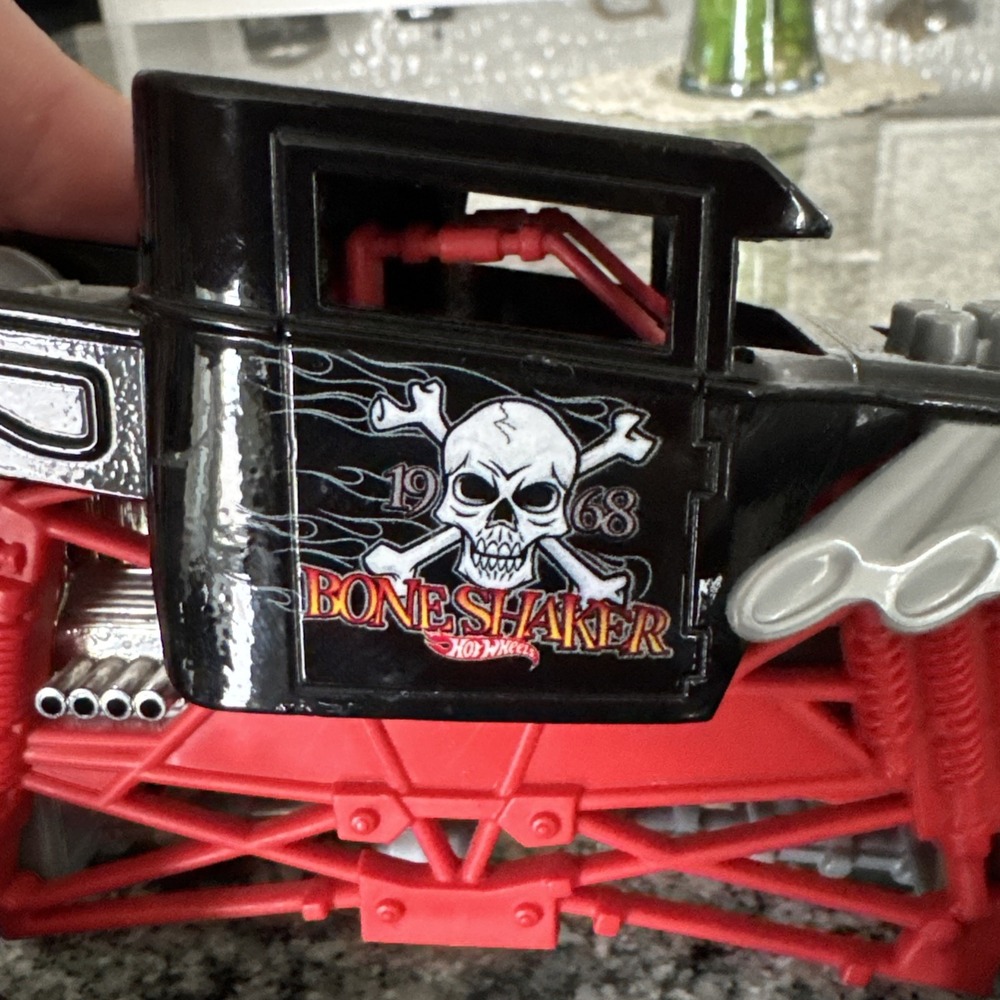 HOT WHEELS 1/24 "BONESHAKER" BLACK/RED MONSTER JAM DIECAST Plus 5 Smaller Trucks - Picture 5 of 12